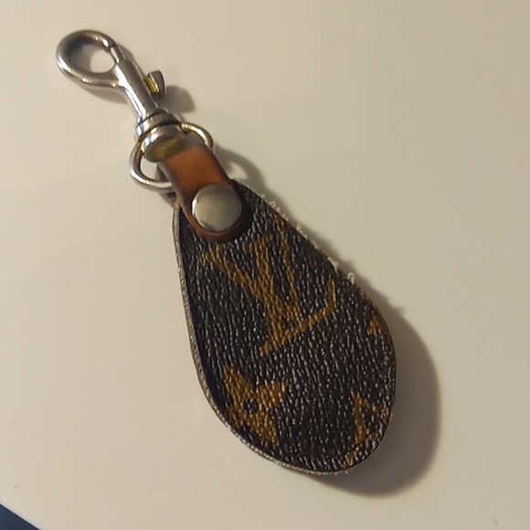 LOUIS VUITTON KEY CHAIN "VINTAGE" - Picture 7 of 8